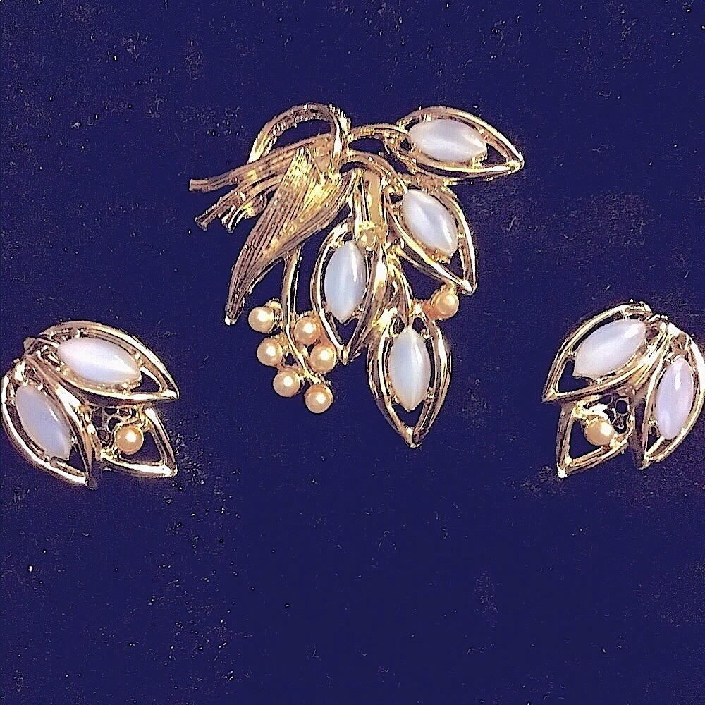 VINTAGE BROOCH AND CLIP EARRINGS